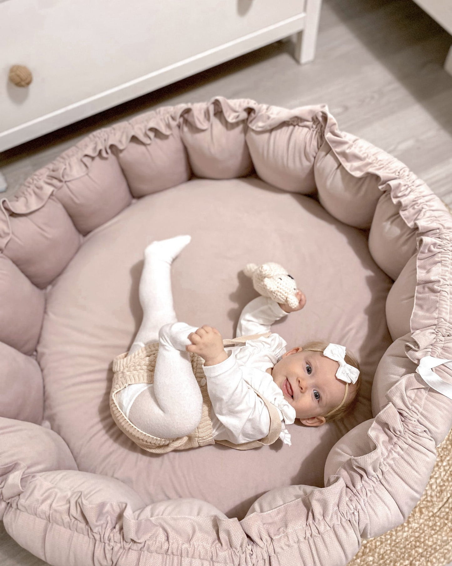 Wandelbares Babynest und Spielmatte aus Samt