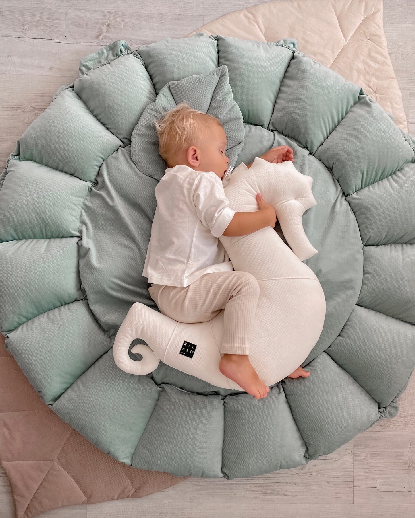 Wandelbares Babynest und Spielmatte aus Samt